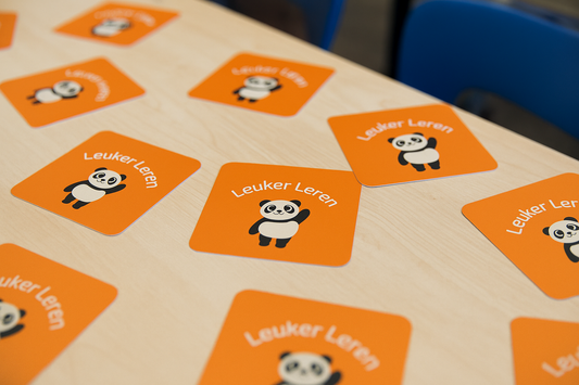 Speel kaartjes die op tafel liggen in de klas
